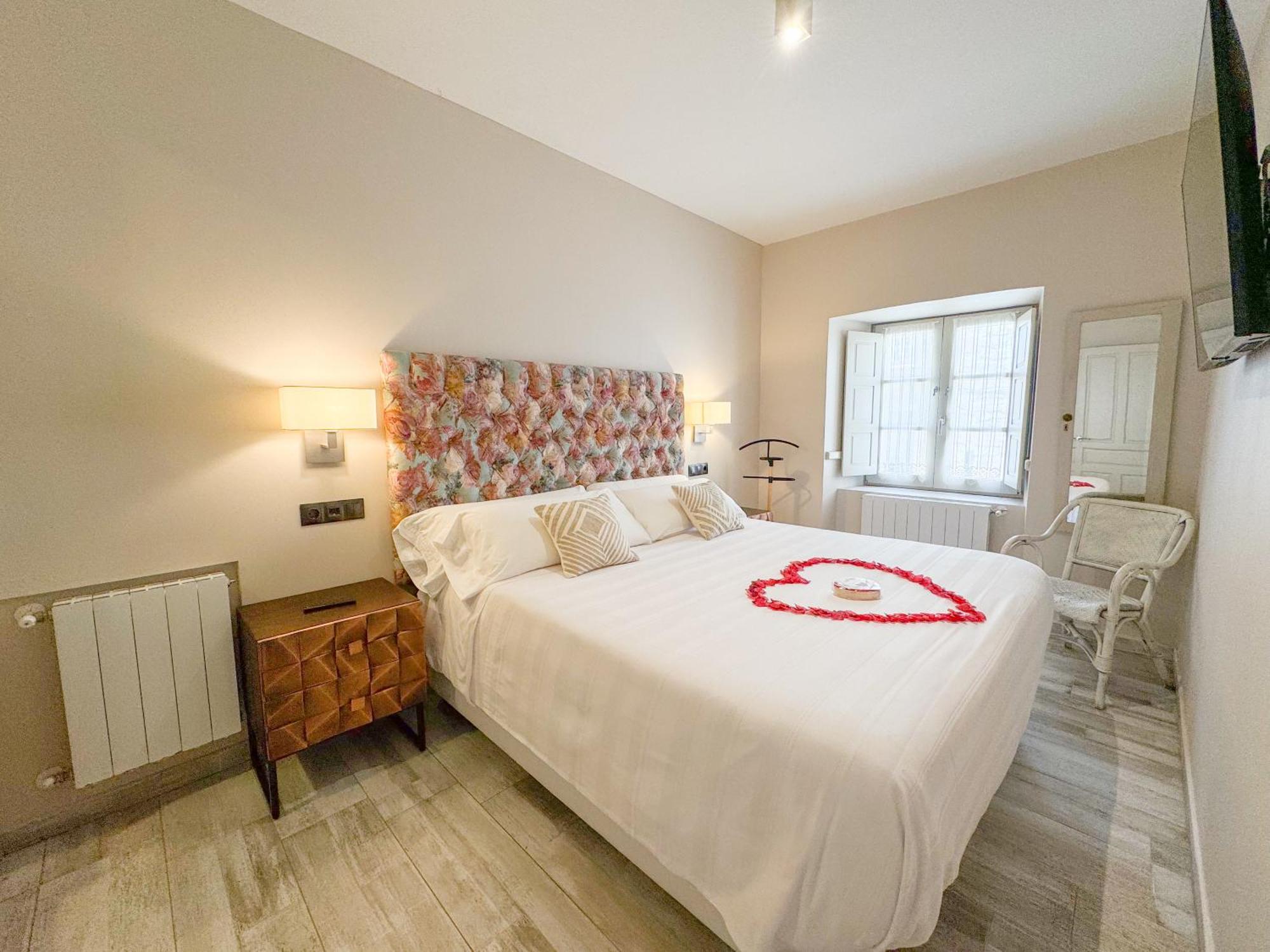 Akla Suites Con Jacuzzi Santillana Santillana del Mar Bagian luar foto