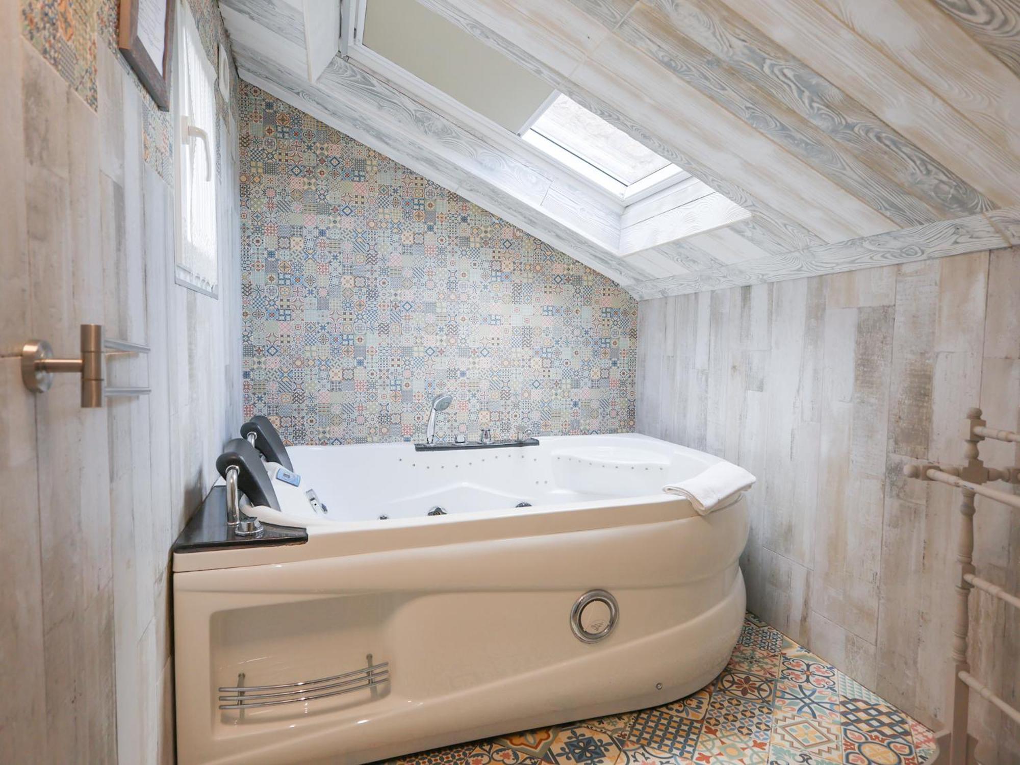 Akla Suites Con Jacuzzi Santillana Santillana del Mar Bagian luar foto
